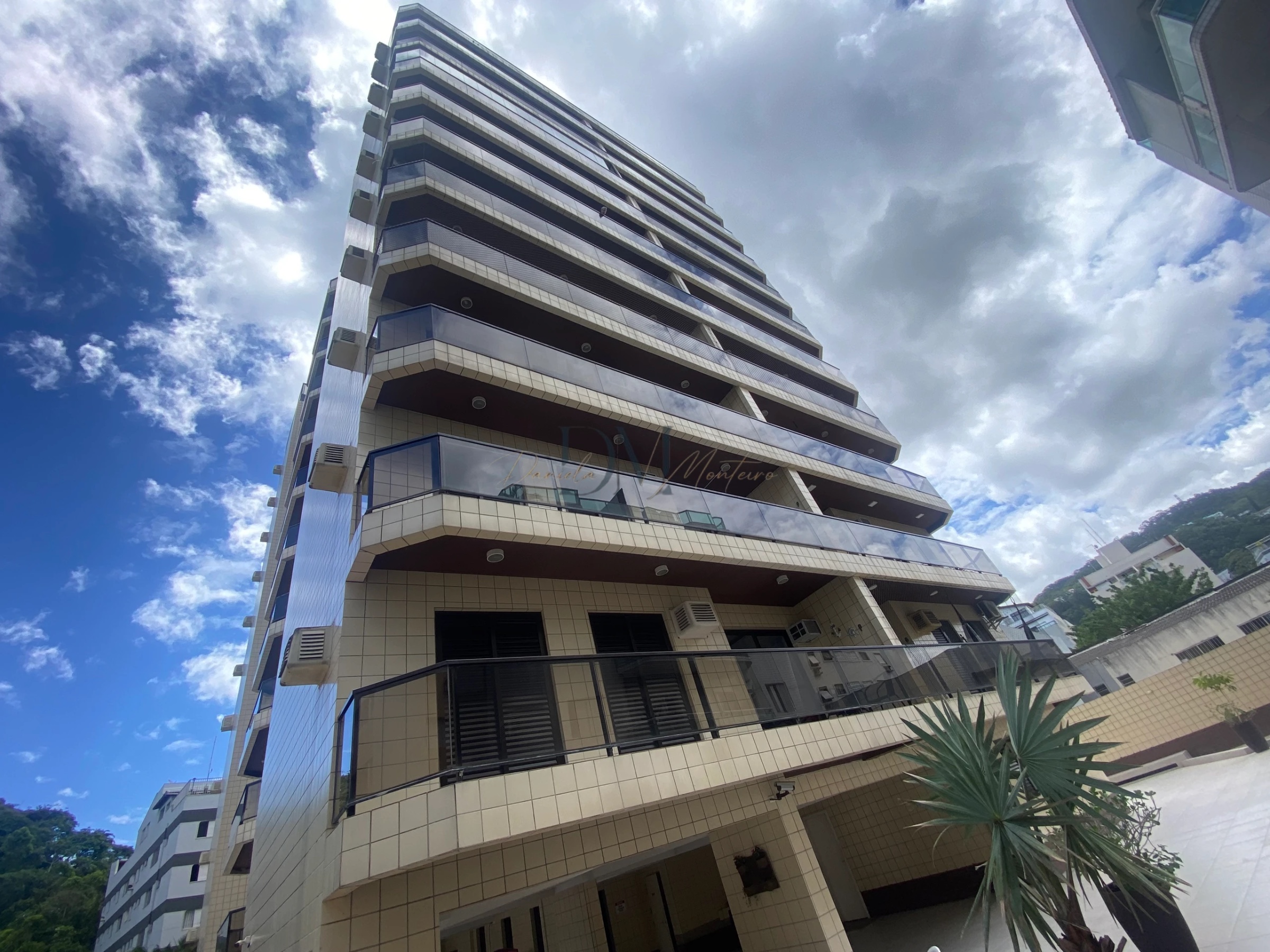 Apartamento à venda na Praia da Enseada com 2 dormitórios e lazer