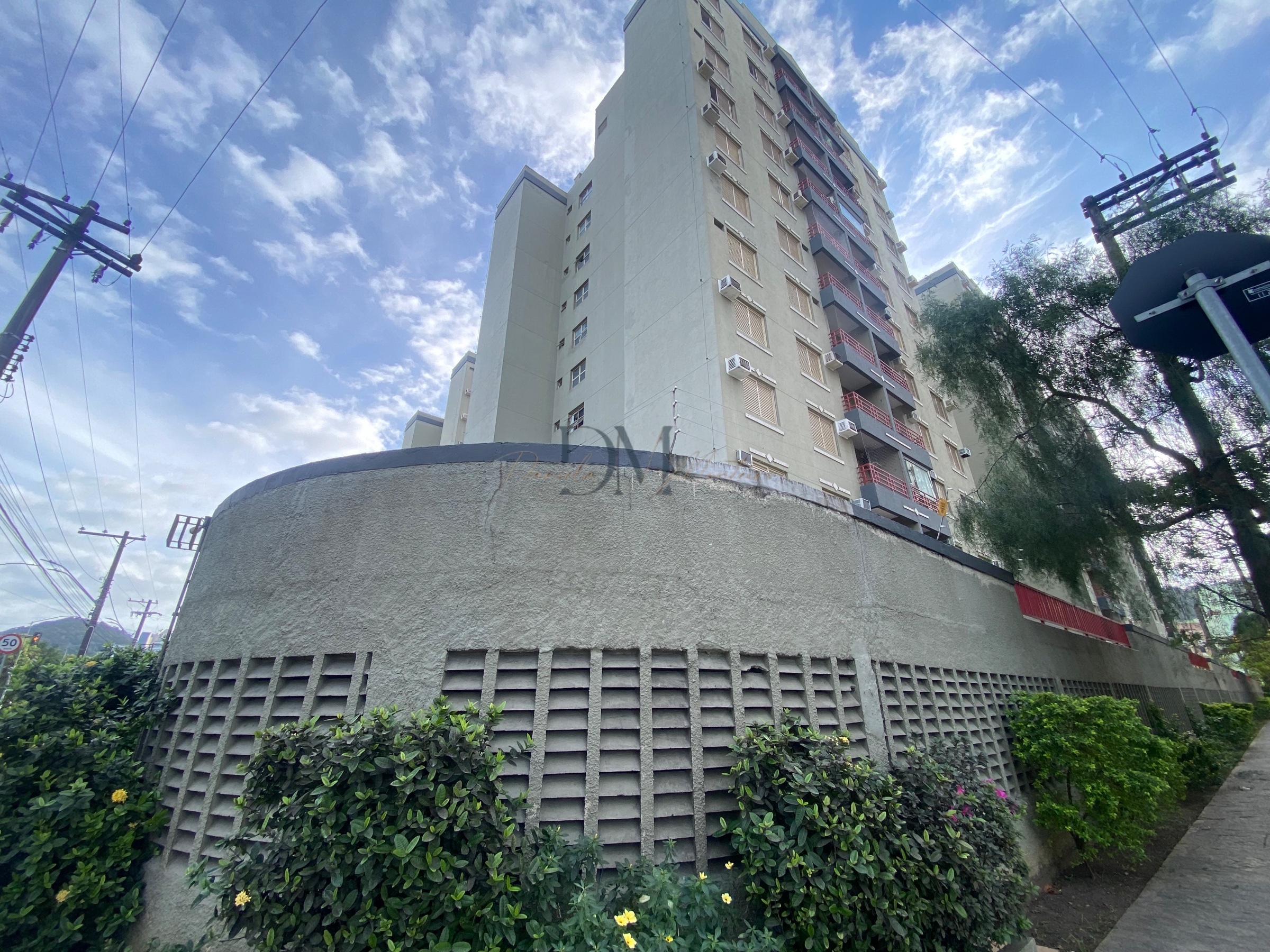 Apartamento para alugar na Enseada com 2 dormitórios e sacada