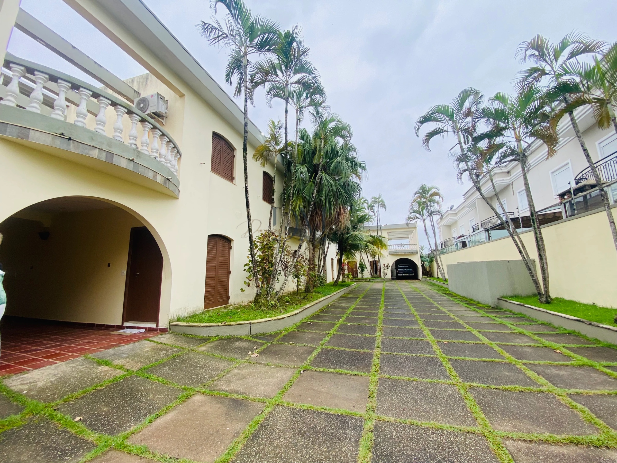 Casa à venda na Enseada em condomínio a 30 metros da praia