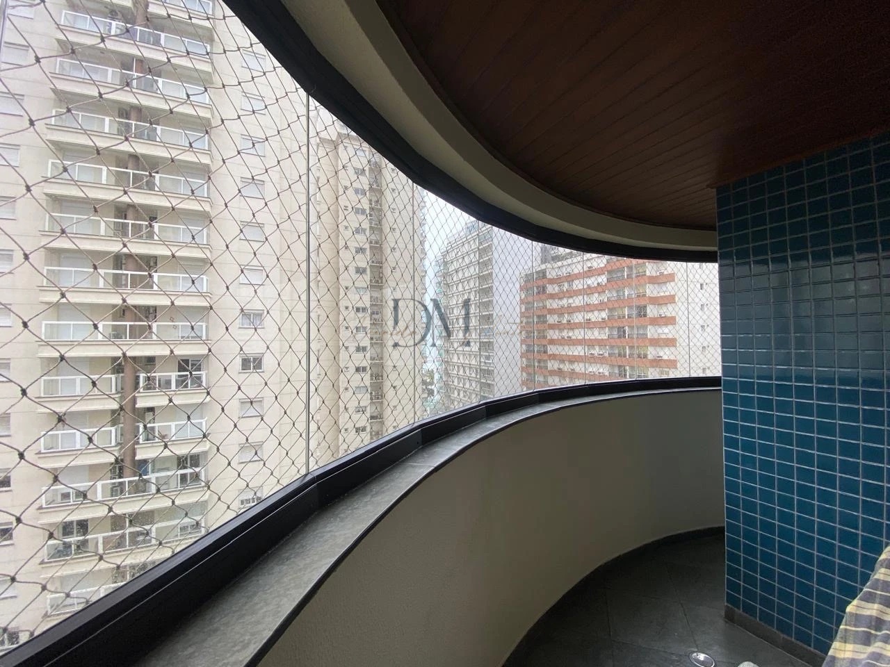 Apartamento à venda em Pitangueiras com piscina e 2 vagas