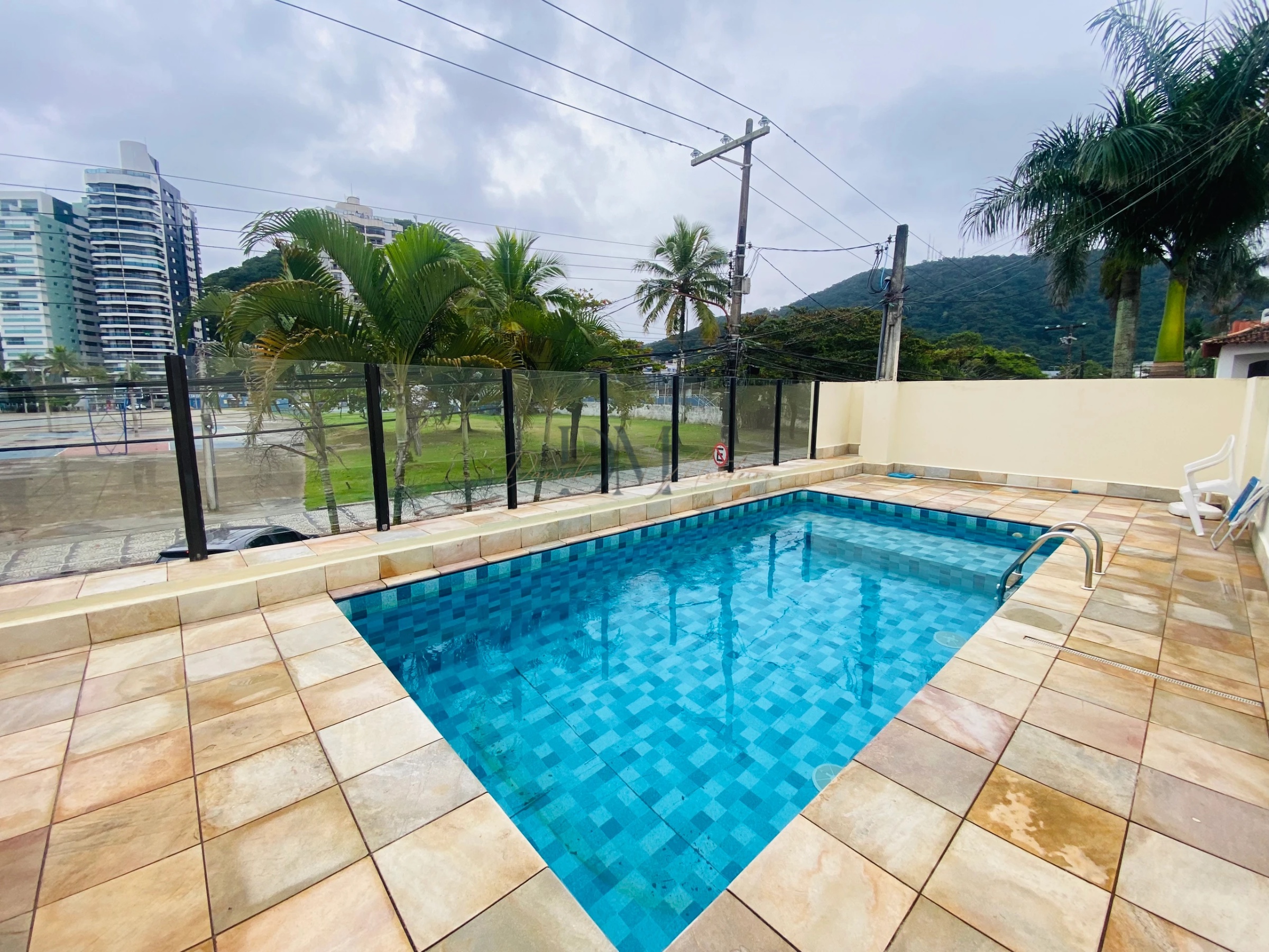 Casa para locação anual na Enseada a 30 metros da praia com 3 dormitórios